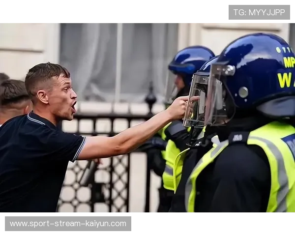 穆萨萨被低打击中后申请上厕所，裁判拒绝致状态下滑