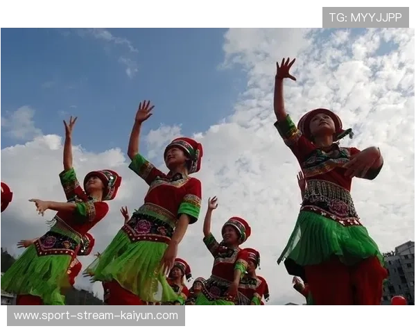 铜仁FBA联赛中场休息，东莞球员与土家姑娘共跳摆手舞